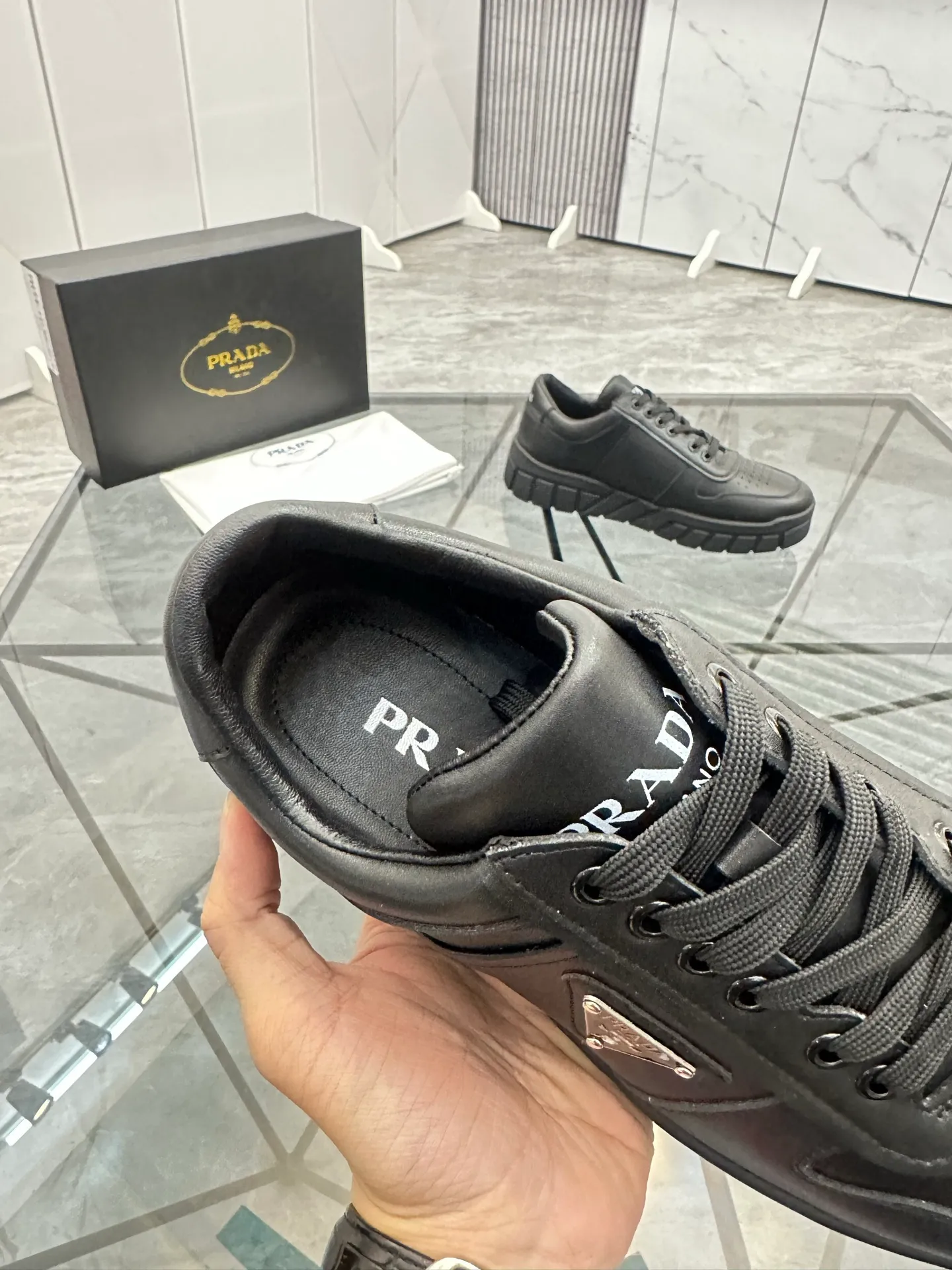 Men's shoes: 💰P420¥ Product trademark: Prada *"Prada*" low-top casual shoes Regular size: 38-44 (can be customized to 45) Product materials: imported cowhide upper, sheepskin lining, original outsole. Number: 020